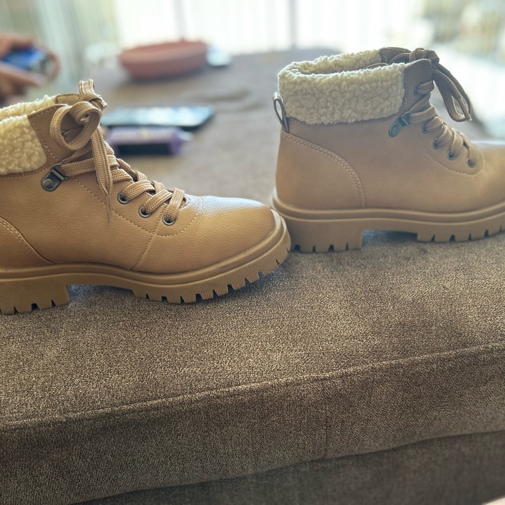 Old Navy Women's Tan Combat Boots with Faux Fur Lining size 6